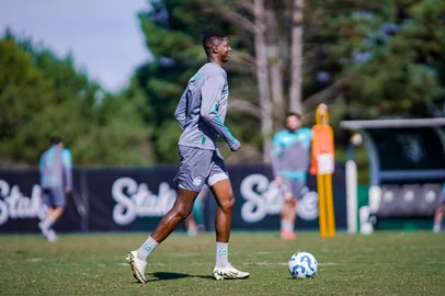 Treino do Juventude para o jogo contra o Flamengo. Na foto, o centroavante Matheus Babi.<!-- NICAID(16017462) -->