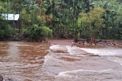 Chuva deixa ao menos seiscentas pessoas ilhadas em Maquiné<!-- NICAID(15917469) -->