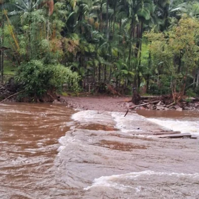 Chuva deixa ao menos seiscentas pessoas ilhadas em Maquiné<!-- NICAID(15917469) -->