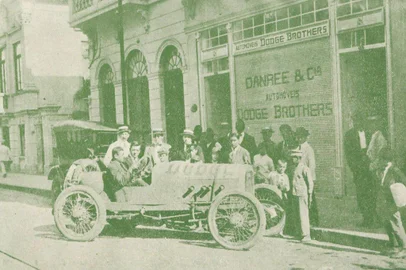 A Revista Máscara descreveu, em 1921, o "raid automobilístico" de José Figueras e Agostin Conti em um Dodge. Em 53 horas, viajaram de Montevidéu a Porto Alegre. <!-- NICAID(15951369) -->