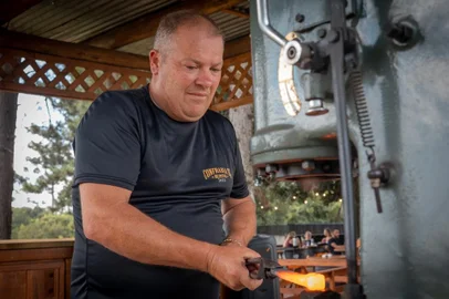 A SG Facas Artesanais de Gramado já conta com franquias e pontos de vendas espalhados por todos os Estados do Brasil. A importante marca foi conquistada no primeiro semestre de 2023. Na foto,  o diretor e fundador da SG, Maciel Burtett.<!-- NICAID(15448477) -->