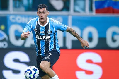 RS - FUTEBOL/CAMPEONATO BRASILEIRO 2025/GREMIO x SAO PAULO - ESPORTES - Lance da partida entre Gremio e Sao Paulo disputada na noite desta quinta-feira, na Arena do Gremio, em partida valida pela Campeonato Brasileiro 2025. Na foto, Pavon. FOTO: LUCAS UEBEL/GREMIO FBPA<!-- NICAID(16148786) -->