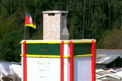 Fotos de Osório Oliveira da Rosa, o "Osorinho", morador de Caçapava do Sul, que construiu o próprio túmulo, inclusive com uma churrasqueira, que será inaugurada hoje. Foto do túmulo<!-- NICAID(16024355) -->