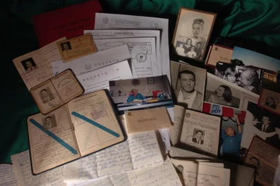 *** Brizola arquivo R.CHAVES ***Documentos dos arquivos de Leonel Brizola. Fotos e documentos do baú de Leonel Brizola.<!-- NICAID(1684210) -->