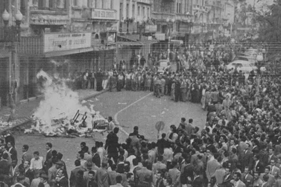Fogo em frente ao prédio do Diário de Notícias, na rua dos Andradas em 1954, atacado por getulistas<!-- NICAID(15839887) -->