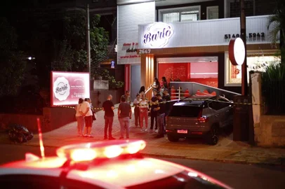 Uma perseguição policial terminou com a prisão de dois suspeitos no interior do Country Club, no bairro Boa Vista, na zona norte de Porto Alegre, no início da noite desta segunda-feira (29). Segundo a Brigada Militar, dois homens roubaram uma loja de doces na Rua Anita Garibaldi, levando pertences de funcionários.<!-- NICAID(14954330) -->