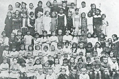 Crianças de escola de Porto Alegre em 1919<!-- NICAID(15888071) -->