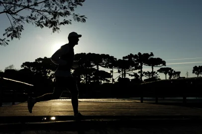 Caminhada com Sol. Caxias do Sul amanhece com sol, propício à boas caminhadas pela cidade. Clima.<!-- NICAID(5585324) -->