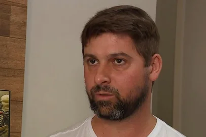 Uma sequência de cenas traumatizantes. Foi isso que o motorista de aplicativo André da Rosa dos Santos, 39 anos, relata ter vivido na noite de 7 de janeiro deste ano. Depois de aceitar uma corrida do bairro Lajeado até o bairro Restinga, ambos na zona sul da capital, ele foi surpreendido ao descobrir que os dois passageiros que levava estavam sendo atraídos para uma emboscada.Ao chegar no local marcado na plataforma, o carro de Santos foi cercado e criminosos balearam os dois passageiros, que morreram no local. O motorista também acabou sendo baleado nas costas e, momentaneamente, ficou sem sentir as pernas.<!-- NICAID(16009754) -->