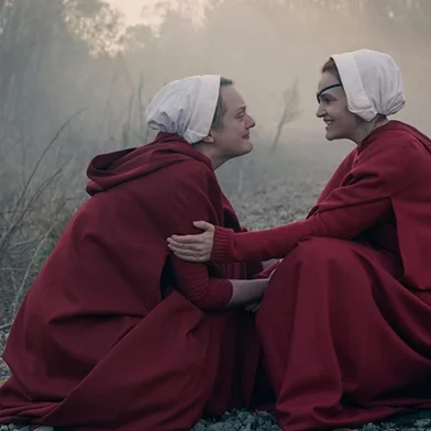 Cena do episódio 4 da temporada 4, Milk (2021), da série The Handmaid's Tale, O Contro da Aia. Na imagem, Elisabeth Moss e Madeline Brewer.<!-- NICAID(15423475) -->