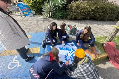 Ação de pintura de bueiros na área central de Caxias alerta para cuidados ambientais<!-- NICAID(16058013) -->