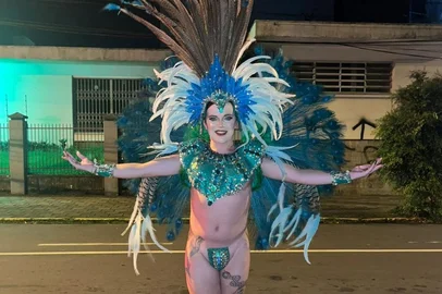 A artista e educadora social Yan Scherer, de 30 anos, será a primeira rainha de bateria transgênero no Carnaval de Rua de Caxias do Sul. Ela desfilará pela Associação Cultural Esportiva São Vicente, agremiação com sede no bairro Jardelino Ramos que levará à Rua Plácido de Castro o enredo “O quilombo que nunca se calou”, em homenagem ao continente africano. O desfile será na noite de 8 de março, a partir das 20h.<!-- NICAID(15972811) -->