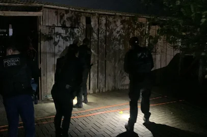A Polícia Civil cumpre 51 mandados de busca e apreensão em nove cidades, nesta quarta-feira (4), com a meta de descapitalizar um grupo criminoso suspeito de praticar lavagem de dinheiro e extorsões em série no Vale do Sinos.<!-- NICAID(16052018) -->