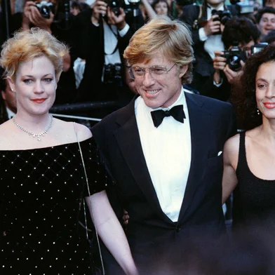 US acting legend Robert Redford dead at 89: NYT(FILES) (From L to R), American actress Melanie Griffith, American actor and director Robert Redford, and Brazilian actress Sônia Braga during the Tapis Rouge, for the movie "The Milagro Beanfield War" at the 41th edition of the Cannes Film Festival in Cannes, southern France on May 15, 1988. Cinema legend Robert Redford, a screen great both in front of and behind the camera whose career spanned six decades, died early on September 16, 2025, at his home in Utah, his publicist said. He was 89. (Photo by AFP PHOTO / AFP)Editoria: ACELocal: CannesIndexador: AFP PHOTOSecao: culture (general)Fonte: AFPFotógrafo: STR<!-- NICAID(16126101) -->