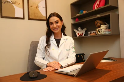 CAXIAS DO SUL, RS, BRASIL, 13/04/2028. Pauta sobre o que faz uma doula e como funciona o trabalho dessa profissional no momento do parto. A fisioterapeuta Amanda Stedile atua como doula em Caxias do Sul. (Porthus Junior/Agência RBS)<!-- NICAID(16264979) -->