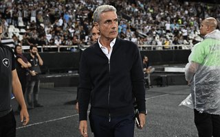 Botafogo's Portuguese head coach Luis Ribeiro looks on before the start of the Copa Sudamericana group stage second leg football match between Brazil's Botafogo and Chile's Magallanes, at the Nilton Santos stadium in Rio de Janeiro, Brazil on June 29, 2023. (Photo by MAURO PIMENTEL / AFP)<!-- NICAID(15470234) -->