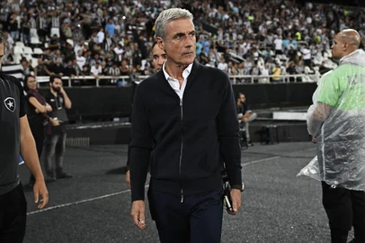 Botafogo's Portuguese head coach Luis Ribeiro looks on before the start of the Copa Sudamericana group stage second leg football match between Brazil's Botafogo and Chile's Magallanes, at the Nilton Santos stadium in Rio de Janeiro, Brazil on June 29, 2023. (Photo by MAURO PIMENTEL / AFP)<!-- NICAID(15470234) -->