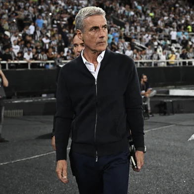 Botafogo's Portuguese head coach Luis Ribeiro looks on before the start of the Copa Sudamericana group stage second leg football match between Brazil's Botafogo and Chile's Magallanes, at the Nilton Santos stadium in Rio de Janeiro, Brazil on June 29, 2023. (Photo by MAURO PIMENTEL / AFP)<!-- NICAID(15470234) -->