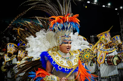 Kauê Uminski brilha nos desfiles da Unidos de Vila Isabel, mas também tem papel fundamental na escola de Viamão. <!-- NICAID(16184113) -->