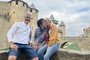 Guilherme Zirbes Hoffmeister, autista de 15 anos, com os pais Claudia Zirbes e Gustavo Hoffmeister, em Carcasonne, uma cidade medieval no sul da França - Foto: Claudia Zirbes/Arquivo Pessoal<!-- NICAID(15388454) -->