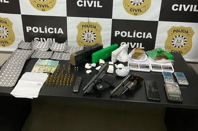 Nove pessoas foram presas na manhã desta quarta-feira (16) em duas operações da Polícia Civil contra o tráfico de drogas nas cidades de São Pedro do Sul, Santa Maria, na Região Central, e Charqueadas, na região Carbonífera.<!-- NICAID(16018135) -->