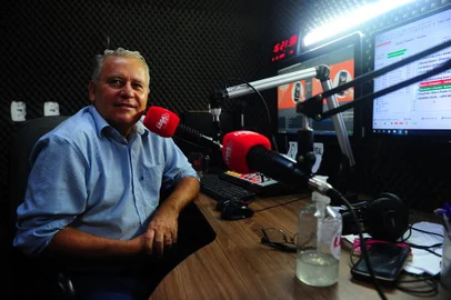 CAXIAS DO SUL, RS, BRASIL, 03/12/2020. Eleições 2020 - Vereador eleito Zé Dambrós (PSB). Ele atua na rádio comunitária Legal do bairro Pioneiro. Ele foi eleito com 2.294 votos. (Porthus Junior/Agência RBS)<!-- NICAID(14659955) -->