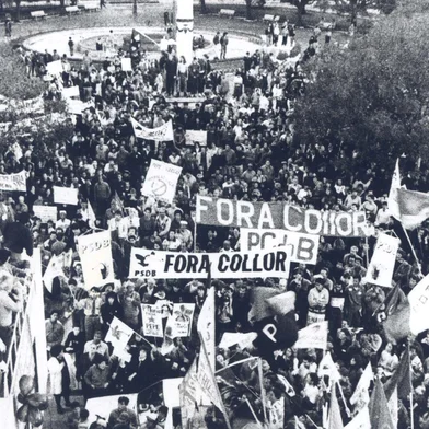 CAXIAS DO SUL, RS, BRASIL, 25/08/1992. FOTO DE ARQUIVO PASTA Nº 80.185.Movimento Fora Collor na praça Dante Alighieri, centro de Caxias. Manifestantes caxienses pedem o impeachment do presidente Fernando Collor - arquivo 25/08/1992 Fotógrafo: Raul Ben<!-- NICAID(1152631) -->