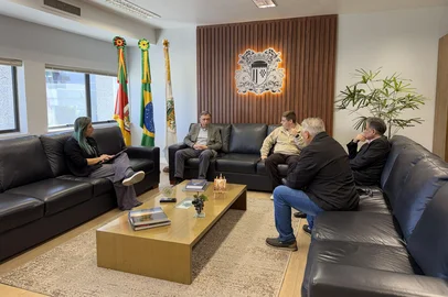 Vereadores do PCdoB e prefeito Adiló conversam sobre municipalização do Hospital Saúde<!-- NICAID(16264764) -->