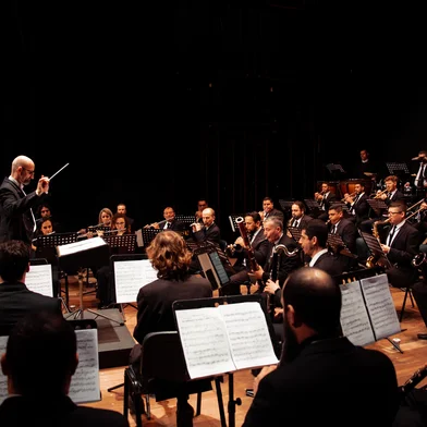 A Secretaria Municipal da Cultura, por meio da Orquestra Municipal de Sopros de Caxias do Sul, apresenta o espetáculo “Em Solo Caxiense”, no dia 15 de junho de 2025, às 18h, no Teatro Pedro Parenti, celebrando os 135 anos de Caxias do Sul com um concerto que reúne música popular, jazz e música erudita na interpretação de artistas da cidade.<!-- NICAID(16055666) -->