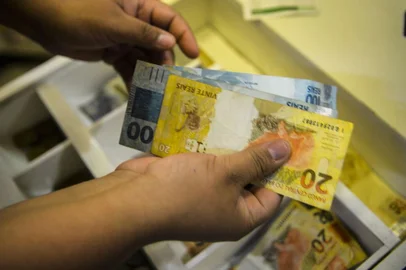 Instituições financeiras credenciadas pelo Banco Central a realizar operações de crédito começam a oferecer, nesta segunda-feira (17), a renegociação de dívidas para a Faixa 2 do Programa Emergencial de Renegociação de Dívidas de Pessoas Físicas Inadimplentes (Desenrola Brasil). Segundo o Ministério da Fazenda, cerca de 30 milhões de brasileiros podem se beneficiar nesta etapa.<!-- NICAID(15484377) -->