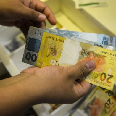Instituições financeiras credenciadas pelo Banco Central a realizar operações de crédito começam a oferecer, nesta segunda-feira (17), a renegociação de dívidas para a Faixa 2 do Programa Emergencial de Renegociação de Dívidas de Pessoas Físicas Inadimplentes (Desenrola Brasil). Segundo o Ministério da Fazenda, cerca de 30 milhões de brasileiros podem se beneficiar nesta etapa.<!-- NICAID(15484377) -->