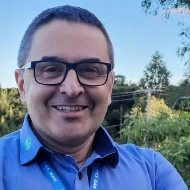 O Dia Mundial da Água, celebrado todo dia 22 de março, é uma data essencial para a reflexão sobre a importância de um dos recursos mais vitais para a existência da vida no nosso planeta. Instituído pela Assembleia Geral da Organização das Nações Unidas (ONU) em 1992, ele busca conscientizar a sociedade sobre a importância da água, a necessidade de preservá-la e de garantir seu uso sustentável para as gerações futuras. Como forma de refletir sobre o tema, o diretor do Instituto de Saneamento Ambiental (ISAM) da Universidade de Caxias do Sul (UCS), Juliano Rodrigues Gimenez participou, neste sábado (22), do programa Gaúcha Hoje, da Rádio Gaúcha Serra. Entre os assuntos abordados, estão questões como cuidado com a água, saneamento ambiental e crises climáticas. <!-- NICAID(16001270) -->