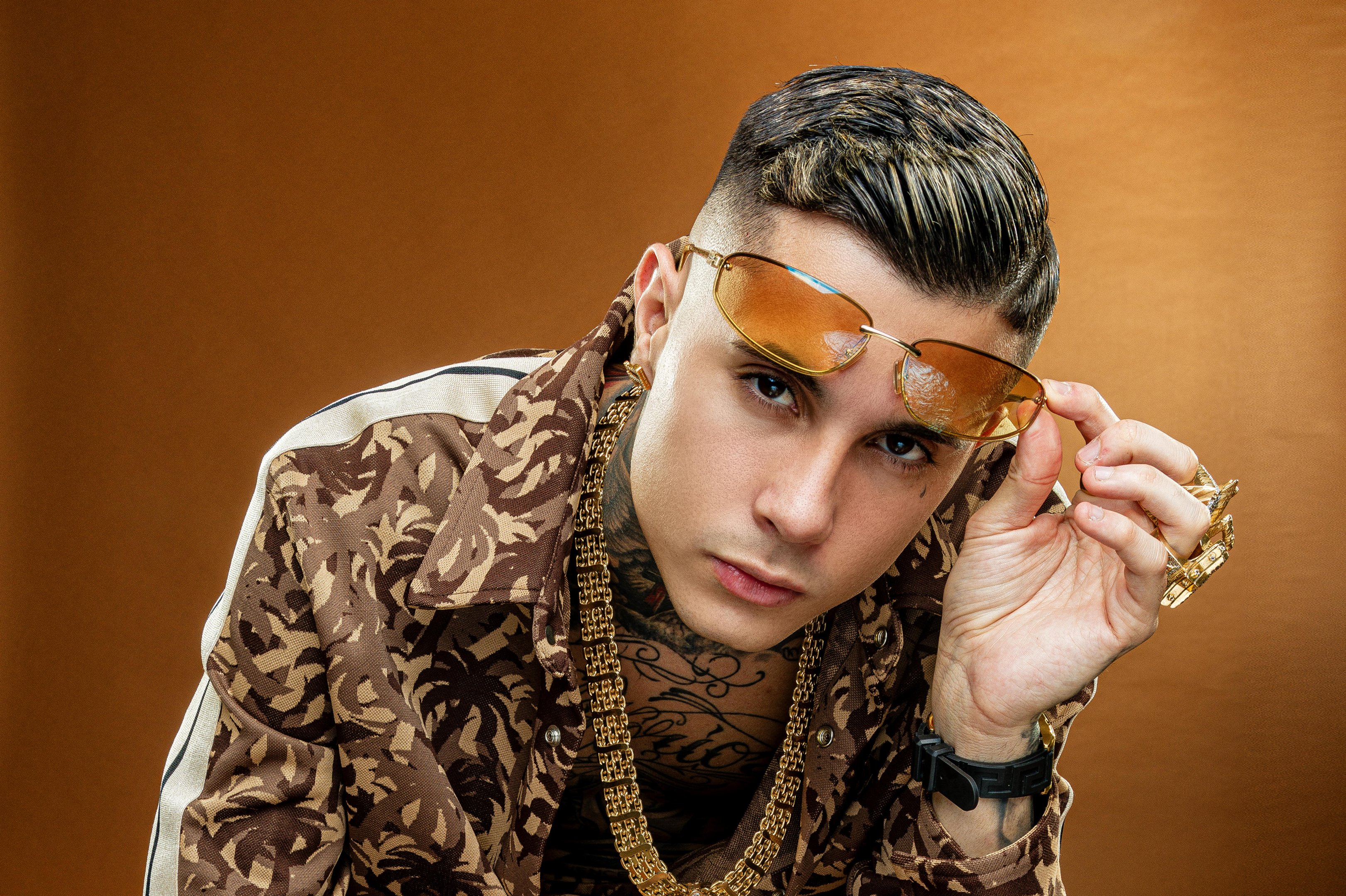 Conhecido pelo estilo de vida ostentação, o funkeiro MC Paiva se apresenta em Caxias do Sul