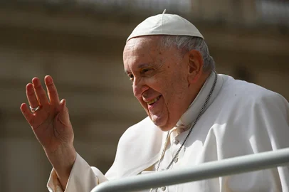 Pope Francis waves as he leaves at the end of the weekly general audience on March 8, 2023 at St. Peter's square in The Vatican. (Photo by Vincenzo PINTO / AFP)<!-- NICAID(15372110) -->