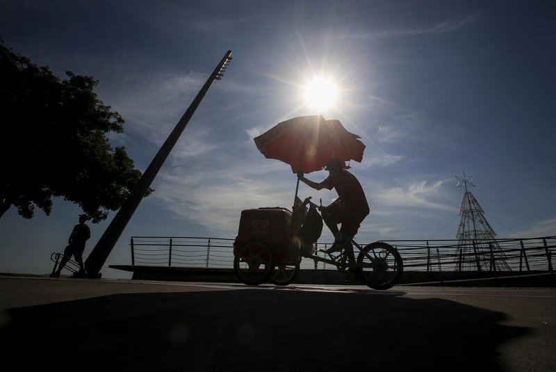 PORTO ALEGRE, RS, BRASIL - 2021.12.20 - O verão se inicia nesta terça. E, segundo previsão, segunda será de muito calor. (Foto: André Ávila/ Agência RBS)Indexador: Andre Avila<!-- NICAID(14972924) -->