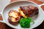 PORTO ALEGRE, RS, BRASIL - 30-08-2016 -  Receitas com carne (carne de panela, maminha com batatas, tatu com molho ferrugem e picanha recheada)- Salmão com salada. (FOTO: OMAR FREITAS/AGÊNCIA RBS)Indexador: Omar Freitas<!-- NICAID(12417209) -->