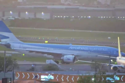 Spotter SBPA Live / Reprodução Voo da Aerolíneas Argentinas faz pouso não previsto em Porto Alegre. Foto: Spotter SBPA Live/Reprodução<!-- NICAID(16382944) -->