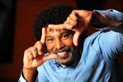 CAXIAS DO SUL, RS, BRASIL, 08/11/2022. Jorge de Jesus, produtor cultural, DJ e realizador audovisual, um dos únicos negros a produzir filmes na Serra. Recentemente foi vencedor de um prêmio por conta do seu documentário “Meu Chão”, sobre a história dos clubes negros no Estado. (Porthus Junior/Agência RBS)<!-- NICAID(15259179) -->