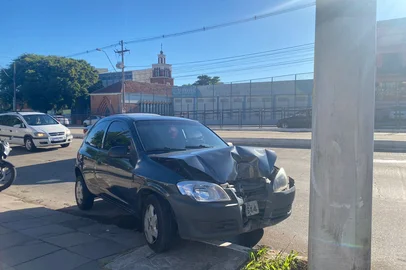Um carro bateu contra um poste na Rua Dom Pedro II, em Porto Alegre, no início da manhã desta segunda-feira. O acidente foi registrado pouco antes das 8h, em horário de grande circulação de veículos, próximo ao cruzamento com a Rua Américo Vespúcio, no sentido Norte-Sul.
