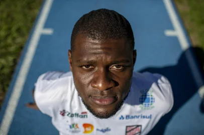 PORTO ALEGRE, RS, BRASIL - O atleta da Sogipa Samory Uiki conquistou a vaga olímpica no salto em distância.Indexador: Jefferson Botega<!-- NICAID(14770672) -->