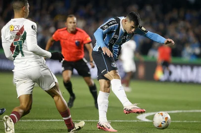 Gremio's Argentine midfielder Franco Cristaldo (R) controls the ball over Fluminense's midfielder Andre Trindade during the Copa Libertadores round of 16 first leg all-Brazilian football match between Gremio and Fluminense, at the Arena do Gremio stadium, in Porto Alegre, Brazil, on August 13, 2024. (Photo by Albari Rosa / AFP)Editoria: SPOLocal: Porto AlegreIndexador: ALBARI ROSASecao: soccerFonte: AFPFotógrafo: STR<!-- NICAID(15840296) -->