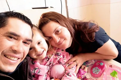 Moradora de São Marcos engravida novamente para salvar filha com doença rara na medula óssea. Na foto, Juarez, Brenda e Ivanete<!-- NICAID(15195713) -->