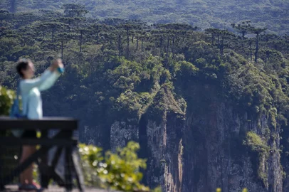 Cambará do Sul, RS, BRASIL, 28/01/2022-  Parque Nacional de Aparados da Serra - Cambará Do Sul. Quatro meses após início da concessão à iniciativa privada, parques nacionais da Serra Geral e Aparados da Serra ampliam serviços e melhoram estrutura disponível aos visitantes. Foto: Lauro Alves  / Agencia RBS<!-- NICAID(15001361) -->