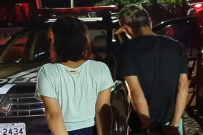 Crime em Cerro Largo, mulher de 29 anos foi morta a facadas. Casal da foto foi preso em flagrante<!-- NICAID(14929196) -->