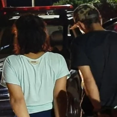 Crime em Cerro Largo, mulher de 29 anos foi morta a facadas. Casal da foto foi preso em flagrante<!-- NICAID(14929196) -->