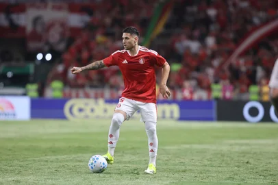 O volante Villagra em lance do jogo Inter e Athletico-PR na primeira rodada do Brasileirão<!-- NICAID(16214409) -->