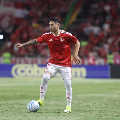 O volante Villagra em lance do jogo Inter e Athletico-PR na primeira rodada do Brasileirão<!-- NICAID(16214409) -->