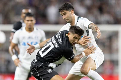 CE - BRASILEIRÃO/CEARÁ X GRÊMIO - ESPORTES - Lucas Mugni, do Ceará,  na partida entre Ceará e Grêmio válida pela segunda rodada do Campeonato Brasileiro 2025,   realizada no Estádio Castelão, em Fortaleza, neste sábado, 5.      05/04/2025 - Foto: MIGUEL ANGELO VIANA NETO/PERA PHOTO PRESS/ESTADÃO CONTEÚDO<!-- NICAID(16011115) -->