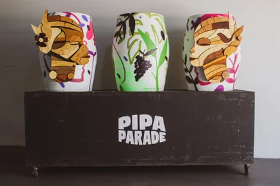 Wine Locals lança Pipa Parade 2026 e apresenta a primeira obra da exposição, assinada pelo artista Jonathan de Leon Peres, o @jotapepax. <!-- NICAID(16165550) -->