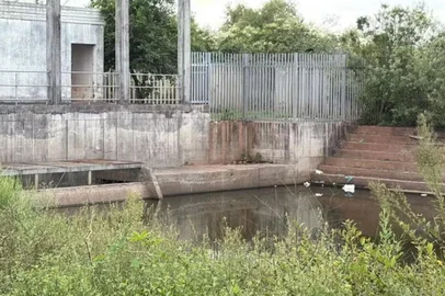 Um menino de três anos morreu na tarde de quarta-feira (25) após cair e se afogar em uma casa de bombas em Novo Hamburgo, na Região Metropolitana de Porto Alegre. Segundo a Polícia Civil, a família mora nas proximidades, no bairro Canudos, e a casa não tem portão nem muros. A área do reservatório, onde ele caiu, também não tem proteção em volta. A casa de bombas nunca chegou a ser utilizada.<!-- NICAID(16233172) -->